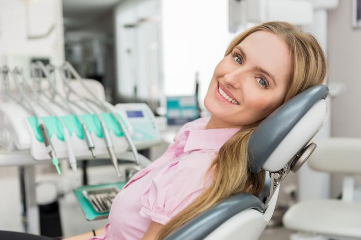 Kobieta siedząca na fotelu dentystycznym