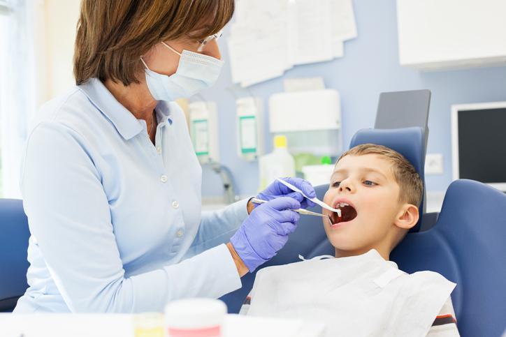 Chłopiec u dentysty dziecięcego